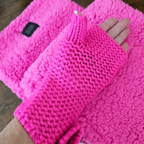 UGG Women’s Rock Rose Sherpa Oversized Scarf & Gloves PINK - Picture 2 of 7